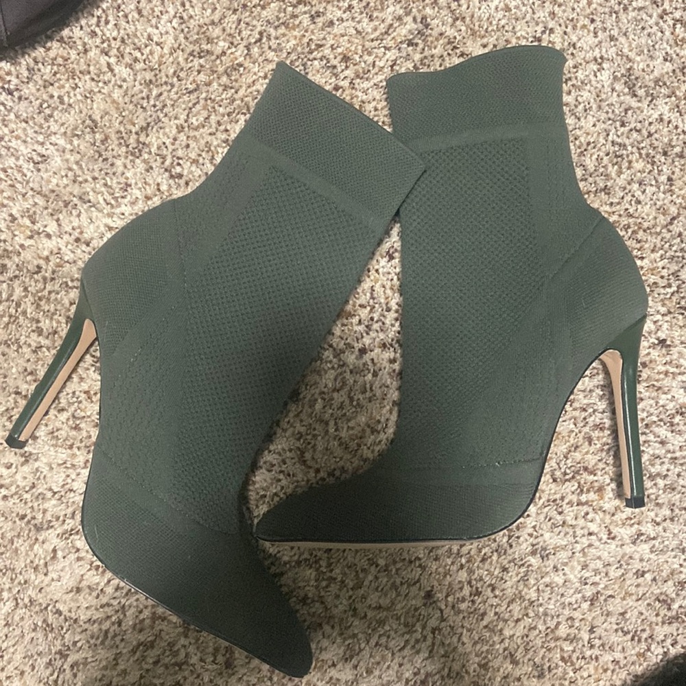 Size 7.5 womens heels - hunter green
